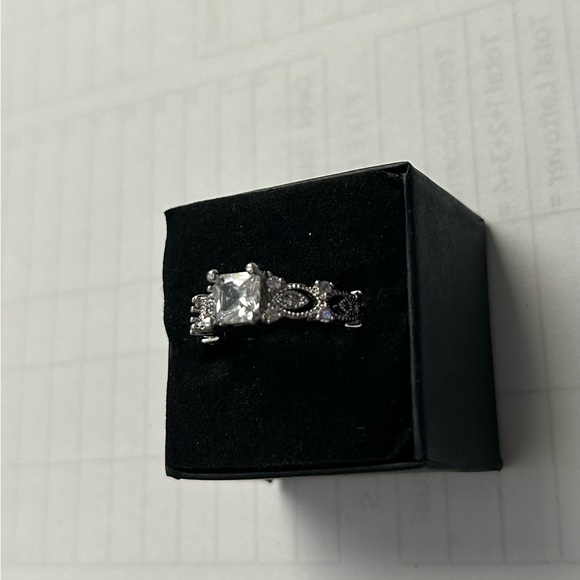 Sterling silver cubic zirconia ring set size 8 - Picture 5 of 6